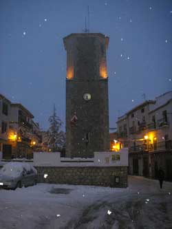 Imagen del Depósito y la torre nevados